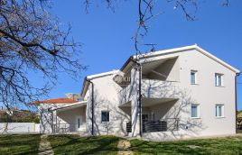 Istria, Ližnjan house 400 m2, garden 1000 m2 with three apartments