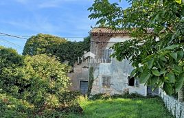 Istra, Pula, okolica, stara kamena kuća s okućnicom