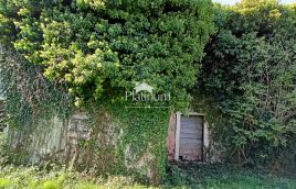 Istria, Pola, dintorni, vecchio casa in pietra con giardino