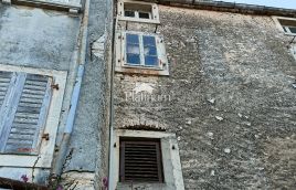 Istria, Dignano, casa a schiera con cortile per adattamento