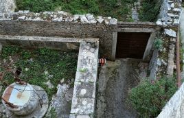Istria, Dignano, casa a schiera con cortile per adattamento