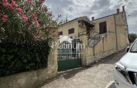 Istra,Pula,samostojeća kuća u centru grada s građevinskim zemljištem