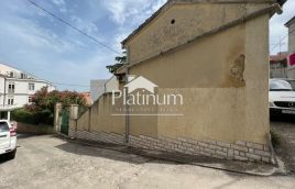 Istria, Pula, detached house in city center with building plot