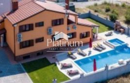 Istria , Pola bellissima villa di 380 m2 con piscina e appartamenti ben consolidati