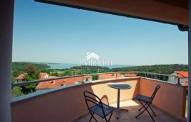 Istra,Prematura kuća s 13 apartmana s  prekrasnim pogledom na more